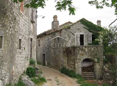 Kuca, Pićan, prodaja, 93000 €, 183 m2