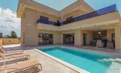 Kuca, Pula, Loborika, prodaja, 850000 €, 350 m2