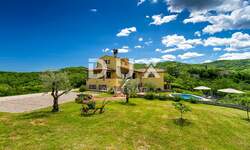 Kuca, Pazin, Grdoselo, prodaja, 700000 €, 350 m2