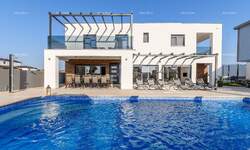 Kuca, Pula, Loborika, prodaja, 780000 €, 280 m2
