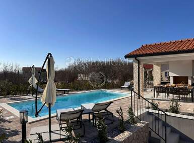 Kuca, Dobrinj, Kras, prodaja, 650000 €, 178 m2