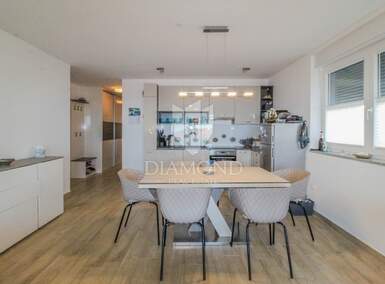 Trosoban stan, Novigrad, prodaja, 359000 €, 79 m2