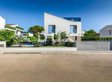 Kuca, Fažana, prodaja, 2600000 €, 300 m2