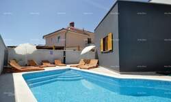 Kuca, Fažana, Valbandon, prodaja, 780000 €, 350 m2