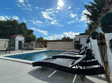 Kuca, Pula, prodaja, 730000 €, 240 m2