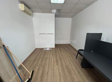 Poslovni prostor, Pula, najam, 350 €, 27 m2