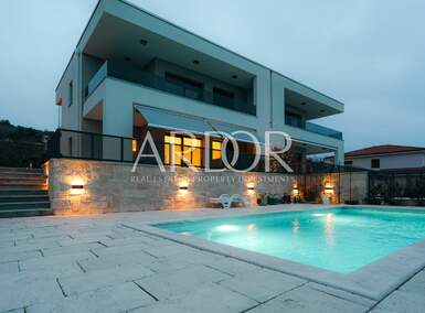 Kuca, Kostrena, najam, 3500 €, 220 m2