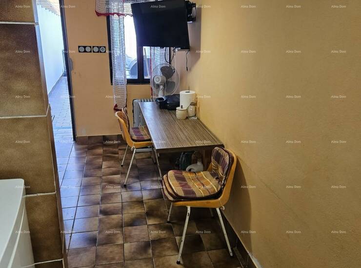 U ponudi je dvoetažna kuća u Peroju.
Sastoji se od donjeg dijela : ulaz, ... — fotografija 5