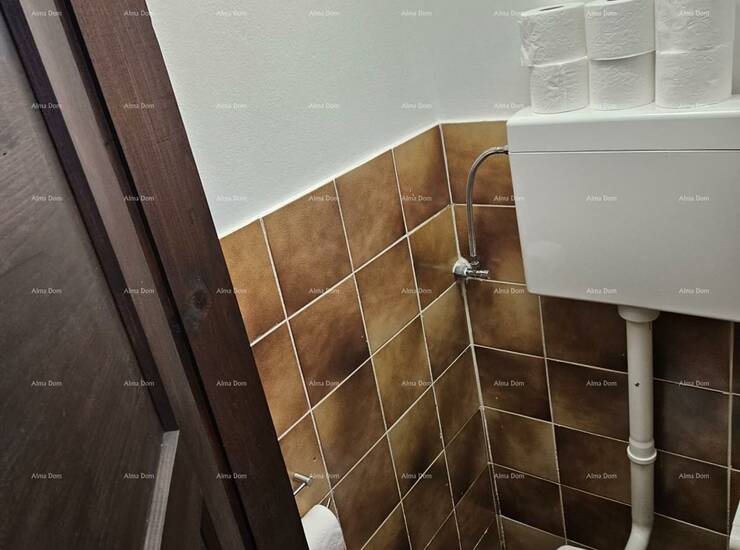 U ponudi je dvoetažna kuća u Peroju.
Sastoji se od donjeg dijela : ulaz, ... — fotografija 7