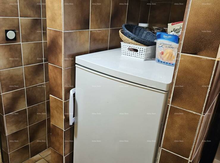 U ponudi je dvoetažna kuća u Peroju.
Sastoji se od donjeg dijela : ulaz, ... — fotografija 8
