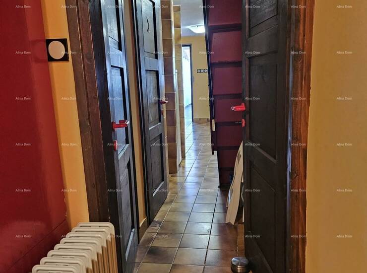 U ponudi je dvoetažna kuća u Peroju.
Sastoji se od donjeg dijela : ulaz, ... — fotografija 10