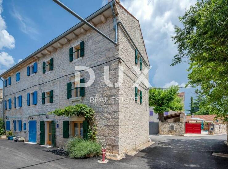 Istra, Kanfanar, dvije kamene tradiocionalne vile s privatnim bazenom, 300m2
