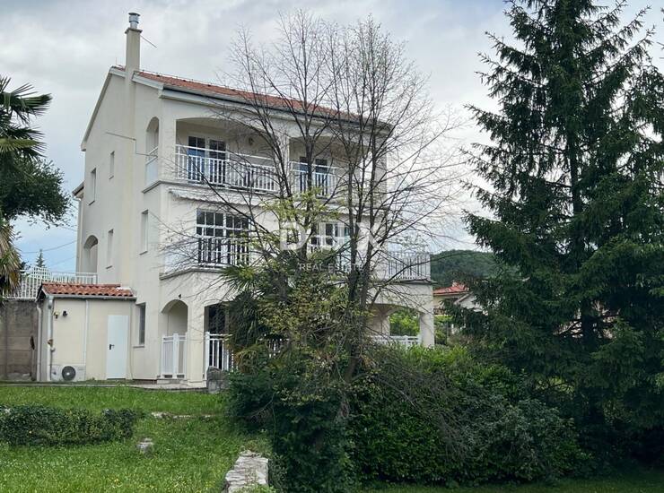 OPATIJA, MATULJI - novija gradnja s tri stambene jedinice