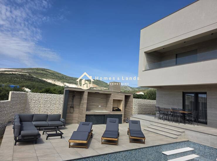 Luksuzna namještena  Villa s bazenom ,okućnicom i panoramskim pogledom