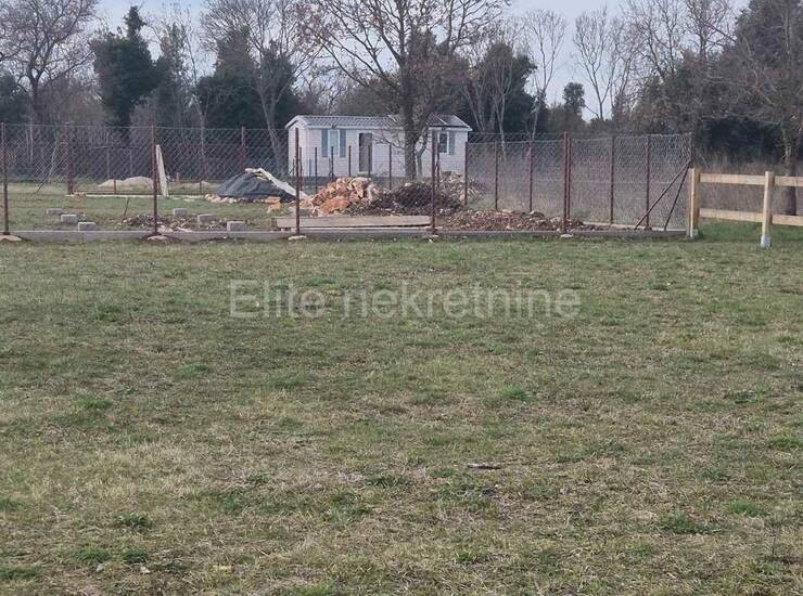 Istra, ŠIŠAN - ZEMLJIŠTE NA MIRNOJ LOKACIJI, 560 m2, prodaja!