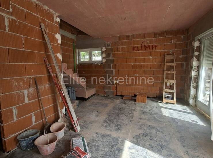 POREČ - prodaja prve kuće u nizu, stambeno-poslovna, 3 km od centra