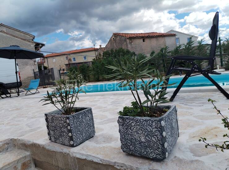 Istra, Barban okolica - Prodaja renovirane kamene kuće, bazen, igrališta