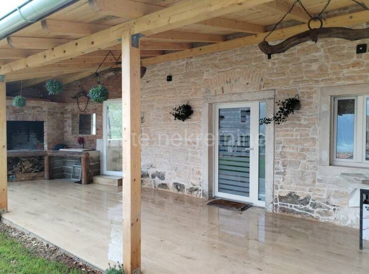 Istra, Barban okolica - Prodaja renovirane kamene kuće, bazen, igrališta — fotografija 17