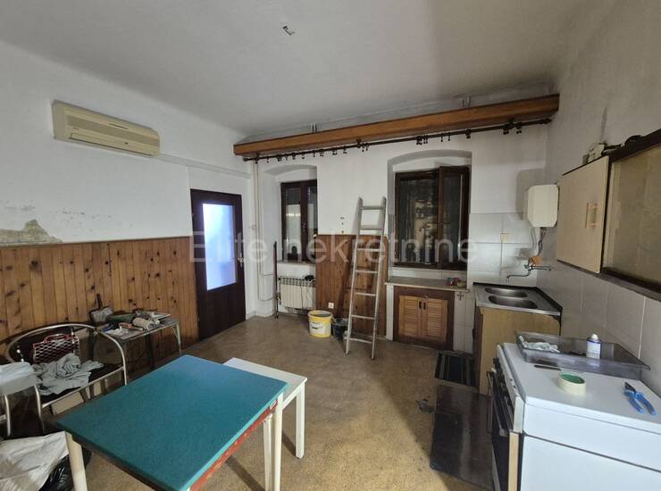 KASTAV, centar, prodaja etaže kuće za adaptaciju 136 m2, 2 garaže!
