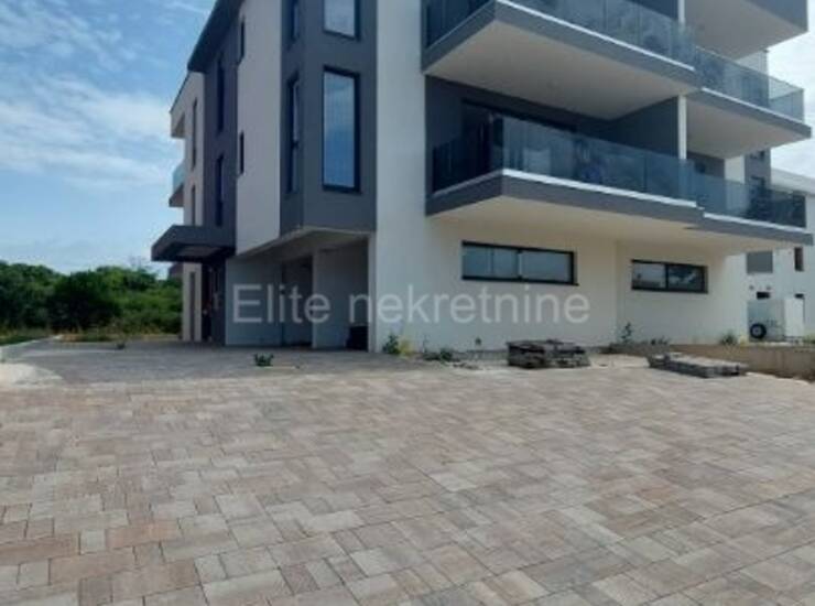 Istra, Medulin - Prodaja stana u novogradnji, 1 kat, 300 m od mora, 1 km od
