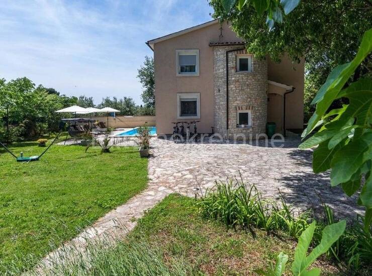 Istra, PULA - PROSTRANA KATNICA OKRUŽENA ZELENILOM, prodaja!