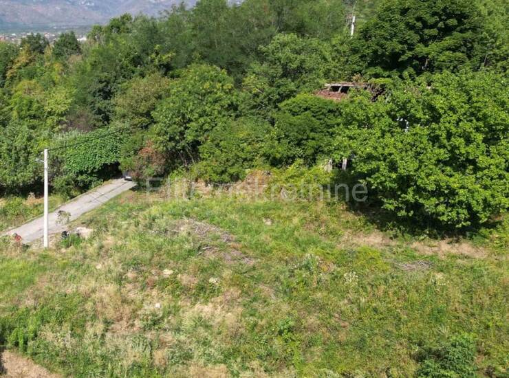 GROBNIK, građevinsko zemljište od 507 m2 sa ucrtanom kućom