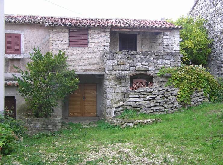Prodaje se stara kamena kuća u okolici Pazina, ukupne površine 79 m², sm...