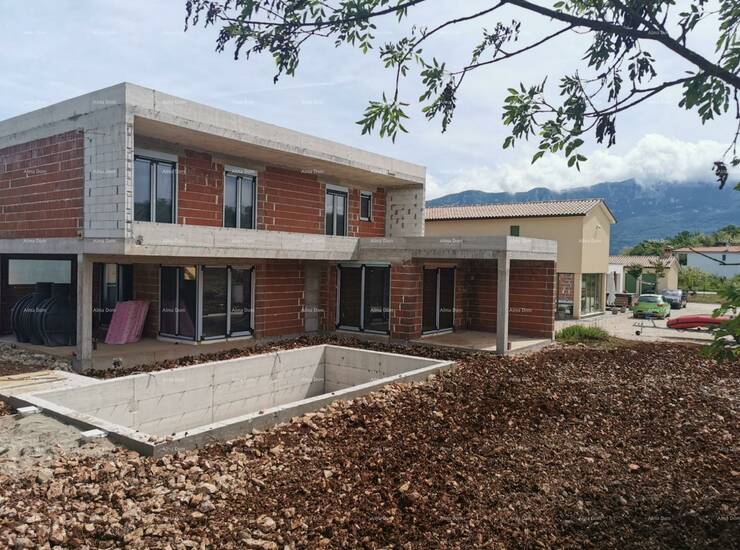 Prodajemo prelijepu kuću na parceli površine 640 m2 i stambene površine ...