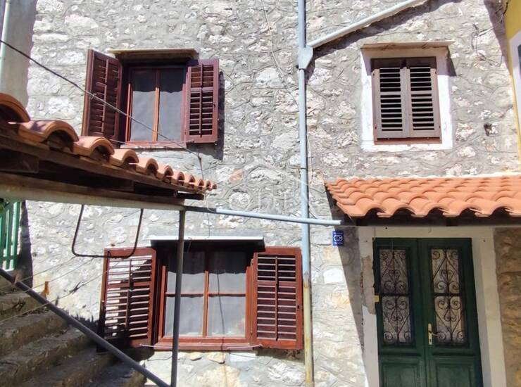 Mali Lošinj - prodaja kamene kuće s prekrasnom okućnicom