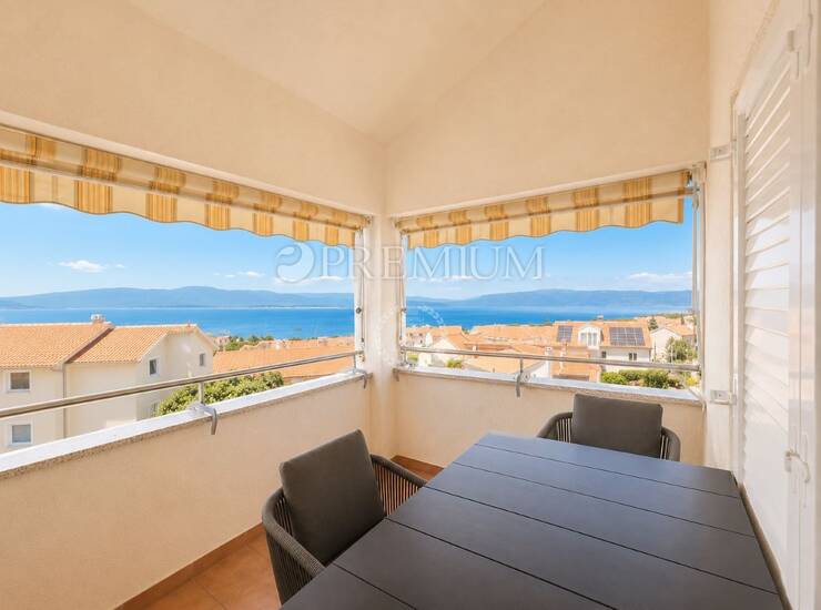 Malinska, apartman s terasom i pogledom na more!