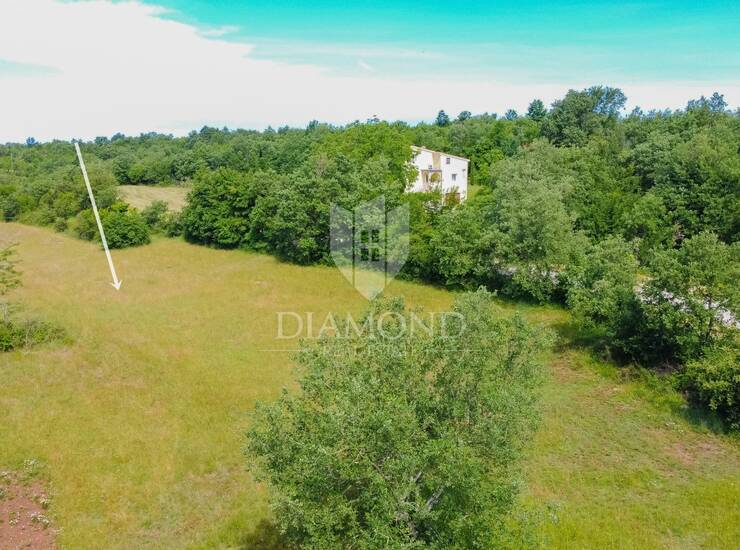  Grožnjan, predivno zemljište površine 716 m² na mirnoj lokaciji!