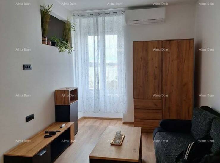 Na jednoj od najpoželjnijih lokacija u Puli, u kvalitetnoj starogradnji na...