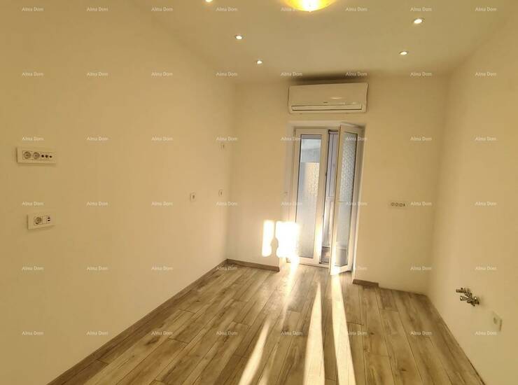 Na prodaju je dvosobni nenamješteni stan površine 72,83 m², smješten na...