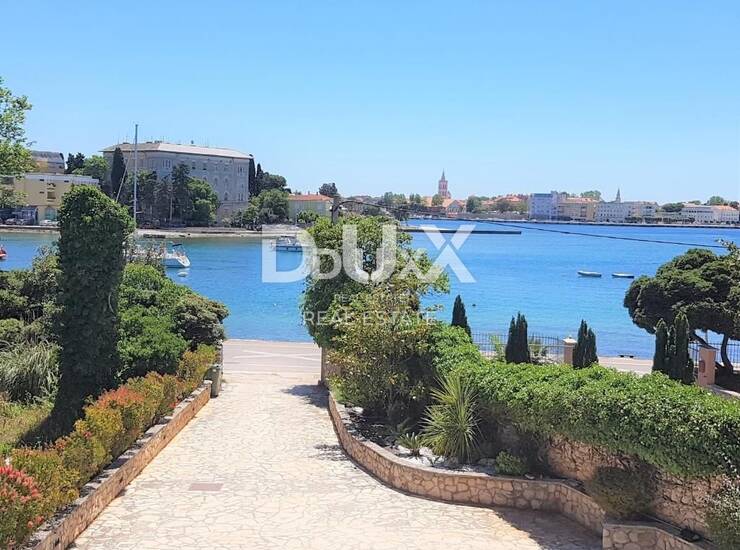 ZADAR, BRODARICA - Vila sa 6 stanova i poslovnim prostorom