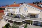 ZADAR, BRODARICA - Vila sa 6 stanova i poslovnim prostorom