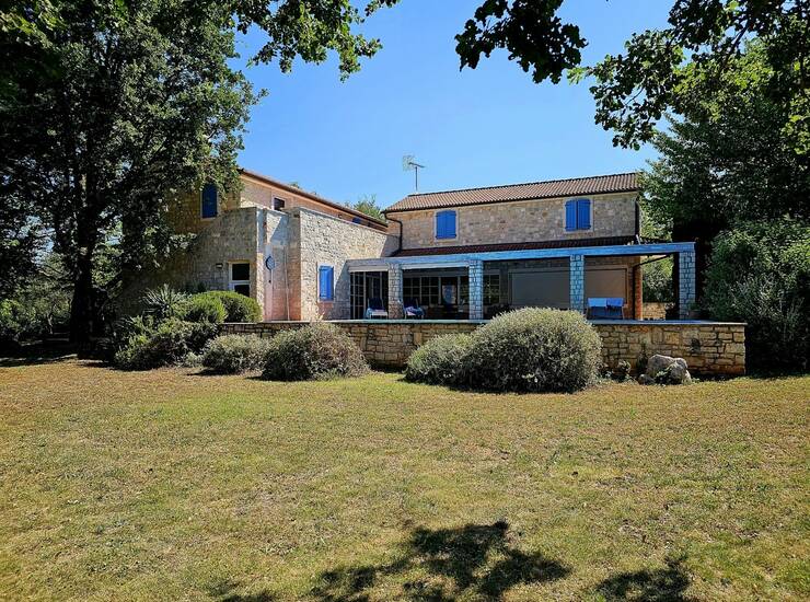 Oaza mira i privatnosti s bazenom na 2.480 m² okućnice...