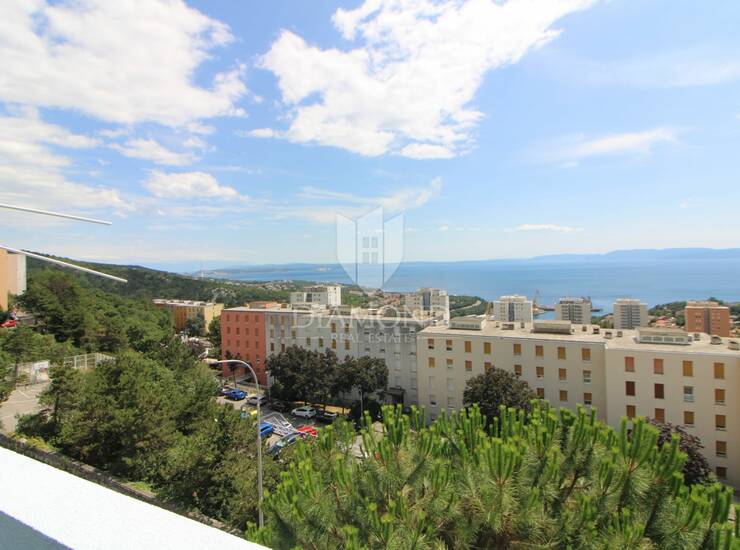 RIJEKA, GORNJA VEŽICA - ADAPTIRAN STAN S POGLEDOM NA MORE