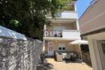 CRIKVENICA, CENTAR - potpuno obnovljena kuća s tri stambene jedinice u samom c