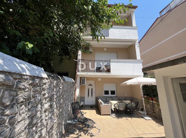 CRIKVENICA, CENTAR - potpuno obnovljena kuća s tri stambene jedinice u samom c