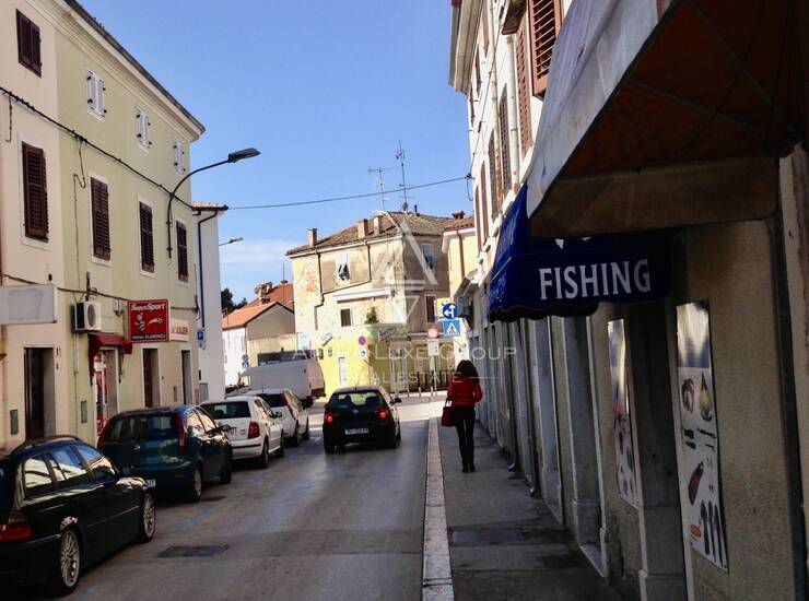 Šarmantan stan na posljednjem katu u blizini starogradske jezgre Poreča – s