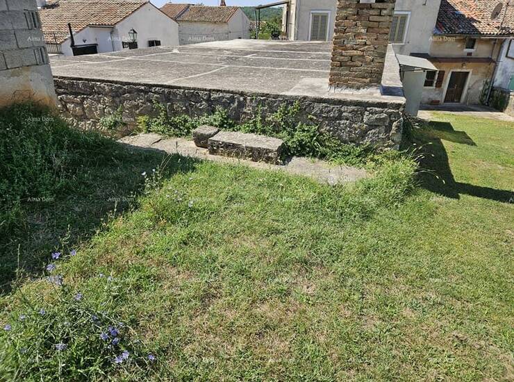 Prodaje se kuća u izgradnji, 70 m2 blizu Vrsara. Postoji izgrađena garaž...
