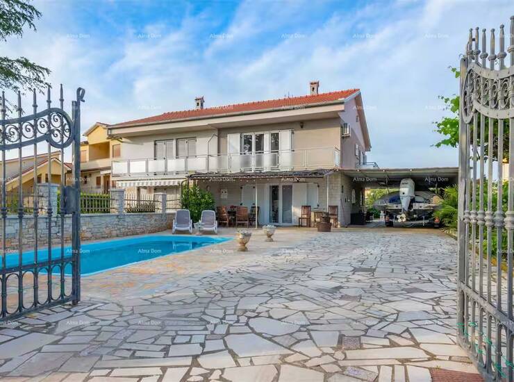 Na prodaju je dvojna  , kvalitetno održavana kuća smještena u mirnom dij...