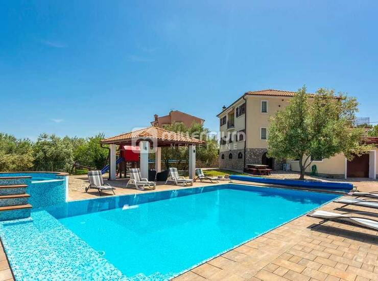 Otok Krk, Dobrinj, 300m2, samostojeća kuća s bazenom i velikom okućnicom