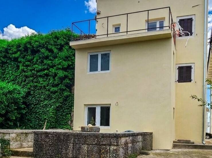 Poreč ca 10 km od mora, renovirana kamena kuća sa pogledom na more...