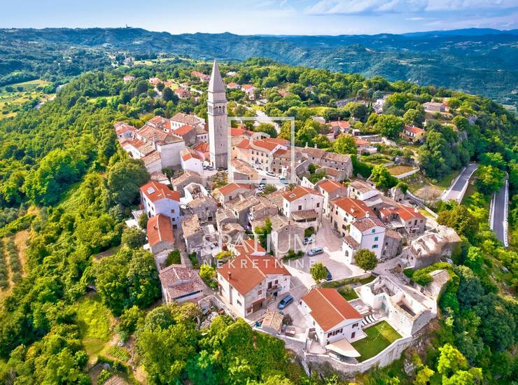 PIĆAN, TRI KAMENE KUĆE U NIZU ZA RENOVACIJU S PANORAMSKIM POGLEDOM