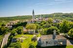 PIĆAN, TRI KAMENE KUĆE U NIZU ZA RENOVACIJU S PANORAMSKIM POGLEDOM