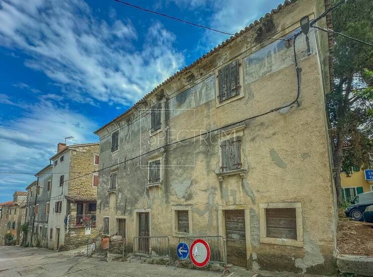 Momjan, samostojeća kamena kuća za renovaciju 