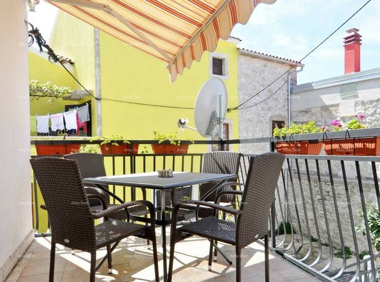 Premantura!
U ponudi je kuća u nizu sa dva odvojena apartmana.
Svaki apart...