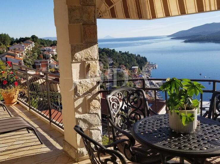 Rabac, kuća sa četiri stambene jedinice, te predivnim pogledom na more