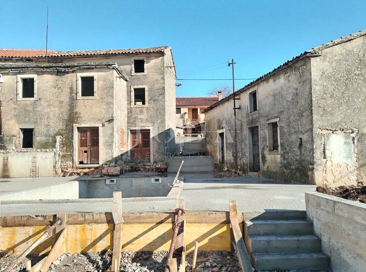 Barban, okolica, dvije kuće za adaptaciju sa bazenom